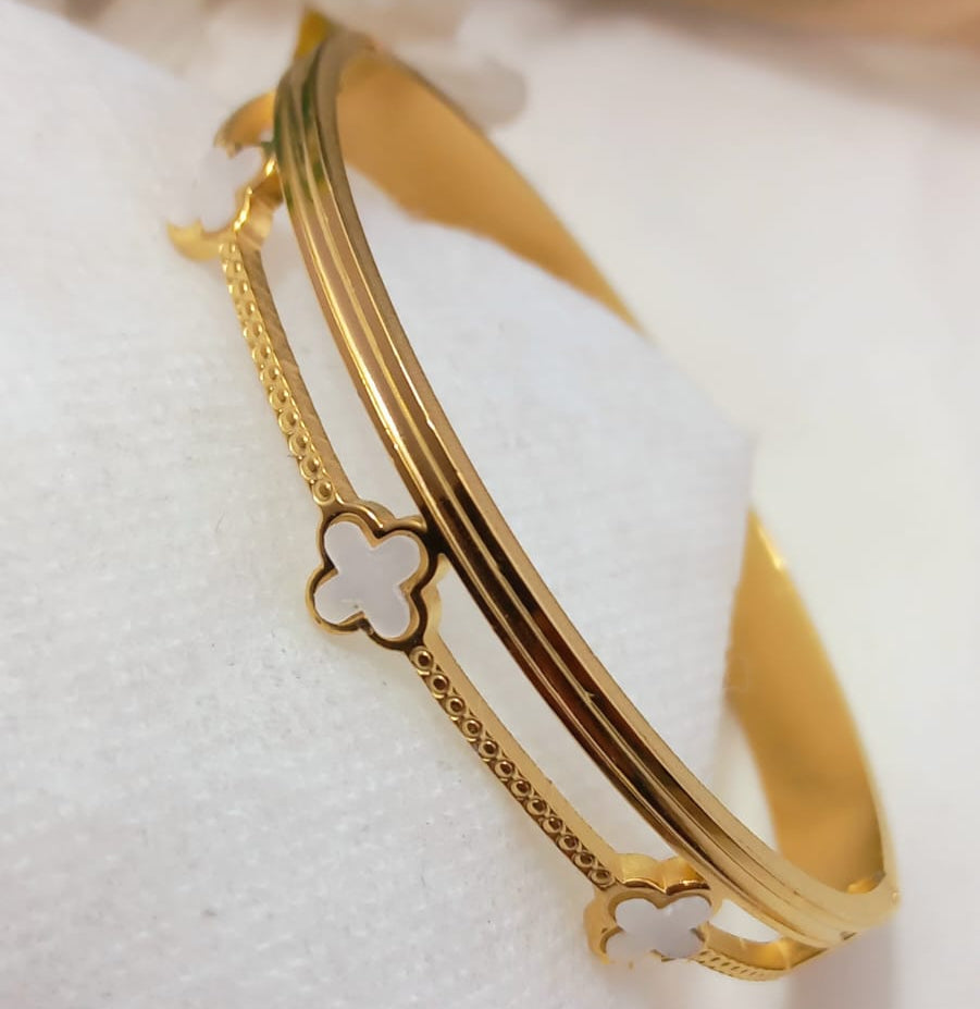 Clover Leaf Bracelet B109