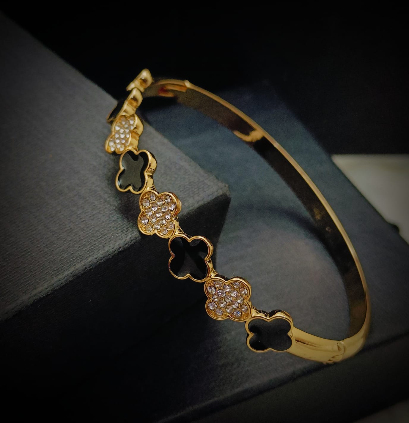 Minimalist Black Clover Rhinestone Lucky Flower Bracelet